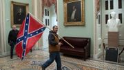 Le drapeau des Etats confédérés, symbole raciste pour les historiens contemporains. Le drapeau des Etats confédérés, symbole raciste pour les historiens contemporains.