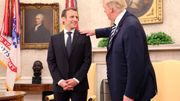 Dans le bureau ovale, Donald Trump époussette l'épaule d'Emmanuel Macron. Dans le bureau ovale, Donald Trump époussette l'épaule d'Emmanuel Macron.