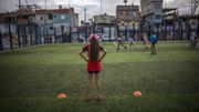« Le corps de la femme est un territoire de conquête, colonisé depuis toujours. On nous donne des poupées, on fait la cuisine, on nous apprend à ne pas trop se montrer, ne pas crier, ne pas être agressives. Le foot permet de se réapproprier son corps, de le gérer autrement. On se sent puissante, on développe de la force et de l’agilité. On peut courir et crier à découvert », relate Juliana Román Lozano.. « Le corps de la femme est un territoire de conquête, colonisé depuis toujours. On nous donne des poupées, on fait la cuisine, on nous apprend à ne pas trop se montrer, ne pas crier, ne pas être agressives. Le foot permet de se réapproprier son corps, de le gérer autrement. On se sent puissante, on développe de la force et de l’agilité. On peut courir et crier à découvert », relate Juliana Román Lozano..
