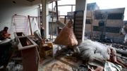 Une robe de mariée dans la vitrine d'un magasin détruit par un bombardement dans la province d'Idleb, le 8 décembre 2019 en Syrie. Une robe de mariée dans la vitrine d'un magasin détruit par un bombardement dans la province d'Idleb, le 8 décembre 2019 en Syrie.