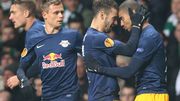 Massimo Bruno, auteur d'un assist, félicite le buteur Massimo Bruno, auteur d'un assist, félicite le buteur
