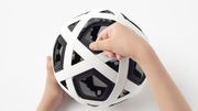 Ce ballon de foot est increvable Ce ballon de foot est increvable