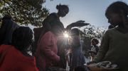 Des enfants déplacés attendent pour recevoir de quoi manger dans une école transformée en abri, dans la capitale du Tigré, Mekele Des enfants déplacés attendent pour recevoir de quoi manger dans une école transformée en abri, dans la capitale du Tigré, Mekele