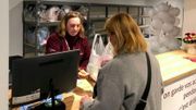 Des achats de Noël à Liège les bras libres de paquets Des achats de Noël à Liège les bras libres de paquets