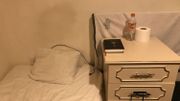 Dans sa chambre, un matelas posé à terre, une table de nuit avec la Bible Dans sa chambre, un matelas posé à terre, une table de nuit avec la Bible