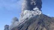 Puissante éruption du Stromboli au large de la Sicile, les touristes s'enfuient Puissante éruption du Stromboli au large de la Sicile, les touristes s'enfuient
