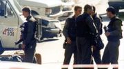 Un groupe d'intervention spécial de la police près de la maison des Jeuris le 20 septembre 1989. Un groupe d'intervention spécial de la police près de la maison des Jeuris le 20 septembre 1989.