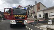Les sapeurs-pompiers comme les couvreurs sont occupés à réaliser des travaux sur les toitures Les sapeurs-pompiers comme les couvreurs sont occupés à réaliser des travaux sur les toitures