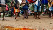 Une flaque de "spits" de bétel à l'entrée du marché de Wewak. Les autorités demandent pourtant aux locaux de cracher dans des poubelles ou des petits sachets. Une flaque de "spits" de bétel à l'entrée du marché de Wewak. Les autorités demandent pourtant aux locaux de cracher dans des poubelles ou des petits sachets.