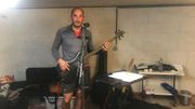 Les charmes de la mobilité douce: Benoit répette avec son groupe de musique en tenue de sport Les charmes de la mobilité douce: Benoit répette avec son groupe de musique en tenue de sport