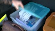 Dans le coffre de la voiture, on trouve un bac avec tout le matériel de protection nécessaire. Dans le coffre de la voiture, on trouve un bac avec tout le matériel de protection nécessaire.