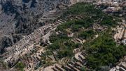 Jebel Akhdar est surnommée la montagne verte : sur les terrasses vertigineuses, de nombreuses cultures de fruits, de légumes et de roses. Jebel Akhdar est surnommée la montagne verte : sur les terrasses vertigineuses, de nombreuses cultures de fruits, de légumes et de roses.
