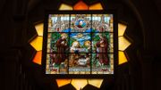 Le vitrail, qui représentante la nativité, trône au-dessus du chœur depuis 1926. Le vitrail, qui représentante la nativité, trône au-dessus du chœur depuis 1926.