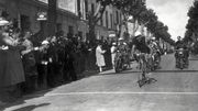 Félicien Vervaecke passe la ligne d'arrivée en vainqueur à Royan lors du la 4ème étape du Tour 1938 (La Rochelle-Royan) Félicien Vervaecke passe la ligne d'arrivée en vainqueur à Royan lors du la 4ème étape du Tour 1938 (La Rochelle-Royan)
