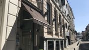 Le panneau trois étoiles se trouve à l'entrée de l'hôtel. Jusqu'ici ce classement se base sur les critères de la Communauté française. Désormais, il faudra s'adapter aux critères internationaux choisis par la Région Le panneau trois étoiles se trouve à l'entrée de l'hôtel. Jusqu'ici ce classement se base sur les critères de la Communauté française. Désormais, il faudra s'adapter aux critères internationaux choisis par la Région