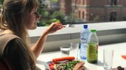Des repas peu copieux, variés et équilibrés permettent de tenir le coup plus aisément. Des repas peu copieux, variés et équilibrés permettent de tenir le coup plus aisément.