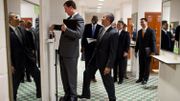 Barack Obama, ce blagueur, mettant son pied sur la balance alors que Marvin Nicholson essaye de se peser. Barack Obama, ce blagueur, mettant son pied sur la balance alors que Marvin Nicholson essaye de se peser.
