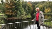 Baudouin Schellen, le bourgmestre de Viroinval, devant une île du parc de Nismes envahie par les ragondins Baudouin Schellen, le bourgmestre de Viroinval, devant une île du parc de Nismes envahie par les ragondins