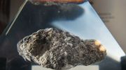 Un échantillon de roche lunaire est exposée en Californie lors d'un gala célébrant les 50 ans du premier pas sur la Lune Un échantillon de roche lunaire est exposée en Californie lors d'un gala célébrant les 50 ans du premier pas sur la Lune