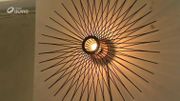 Des luminaires légers et aériens, fabriqués en lamelles de bois. Des luminaires légers et aériens, fabriqués en lamelles de bois.