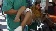 Une jeune palestinienne est secourue à Rafah, suite au redoublement des bombardements après la trêve avortée Une jeune palestinienne est secourue à Rafah, suite au redoublement des bombardements après la trêve avortée