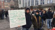 Les étudiants sont venus avec des pancartes et leurs revendications. Les étudiants sont venus avec des pancartes et leurs revendications.