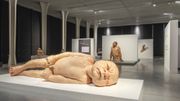 Une vue de l'exposition Hyperrealism, avec le bébé de Ron Mueck Une vue de l'exposition Hyperrealism, avec le bébé de Ron Mueck