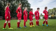 Tine et ses coéquipières du FC Gullegem s'échauffent avant leur match de championnat contre l'équipe masculine de Zulte Waregem, le 16 septembre 2018 Tine et ses coéquipières du FC Gullegem s'échauffent avant leur match de championnat contre l'équipe masculine de Zulte Waregem, le 16 septembre 2018
