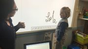 Lola vient d'écrire son nom au tableau, avec son doigt! Lola vient d'écrire son nom au tableau, avec son doigt!