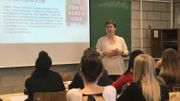 Face aux adolescents, Laurence déborde d'imagination pour leur donner goût à la lecture Face aux adolescents, Laurence déborde d'imagination pour leur donner goût à la lecture