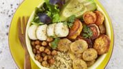 Recette: Buddha bowl au quinoa, bananes fraîches et rôties, patates douces, pois chiches, avocat et laitue Recette: Buddha bowl au quinoa, bananes fraîches et rôties, patates douces, pois chiches, avocat et laitue