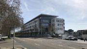 Le nouveau siège de CBC est situé au bord de la Meuse, à proximité du CHR de Namur. Le nouveau siège de CBC est situé au bord de la Meuse, à proximité du CHR de Namur.