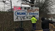 Une société de nettoyage efface les traces de l'occupation du site par les ouvriers Une société de nettoyage efface les traces de l'occupation du site par les ouvriers