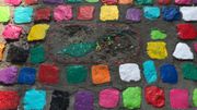 Un petit dragon se cache au milieu des carrés colorés Un petit dragon se cache au milieu des carrés colorés