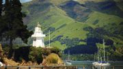 Le port d'Akaroa, ancien village colonial de Nouvelle-Zélande. Le port d'Akaroa, ancien village colonial de Nouvelle-Zélande.