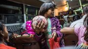 4h45 du matin, dans l’Etat indien du Jharkhand, il fait encore nuit noire. Des fillettes, adolescentes et quelques garçons grimpent dans le bus scolaire de l’école Yuwa, qui les déposera à proximité de parcelles planes et de champs non cultivés sélectionnés dans un rayon de dix kilomètres pour s’entraîner au foot. 4h45 du matin, dans l’Etat indien du Jharkhand, il fait encore nuit noire. Des fillettes, adolescentes et quelques garçons grimpent dans le bus scolaire de l’école Yuwa, qui les déposera à proximité de parcelles planes et de champs non cultivés sélectionnés dans un rayon de dix kilomètres pour s’entraîner au foot.