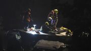 Les secours s'activent à désincarcérer les passagers du train. Les secours s'activent à désincarcérer les passagers du train.