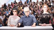 Woody Allen entre les actrices Parker Posey et Emma Stone Woody Allen entre les actrices Parker Posey et Emma Stone