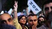 Une militante du HDP fête le résultat de son parti au soir des élections en juin 2015. Une militante du HDP fête le résultat de son parti au soir des élections en juin 2015.