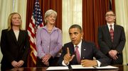 La ministre américaine de la Santé Kathleen Sebelius, au centre, s'était opposée en 2011 à une décision de la FDA. La ministre américaine de la Santé Kathleen Sebelius, au centre, s'était opposée en 2011 à une décision de la FDA.