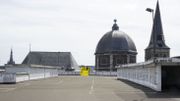 La plateforme jaune qui permet d'admirer le toit de la collégiale Saint-Jean La plateforme jaune qui permet d'admirer le toit de la collégiale Saint-Jean