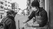 Distribution de repas sur le Parvis Saint-Gilles par l'association l'îlot Distribution de repas sur le Parvis Saint-Gilles par l'association l'îlot