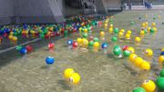 Des boules colorées ont été lancées dans la fontaine au pied de la tour des Pensions Des boules colorées ont été lancées dans la fontaine au pied de la tour des Pensions