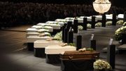 14 cercueils blancs et un cercueil adulte alignés pour un dernier hommage à Lommel, lors d'une cérémonie rassemblant 6000 personnes. 14 cercueils blancs et un cercueil adulte alignés pour un dernier hommage à Lommel, lors d'une cérémonie rassemblant 6000 personnes.