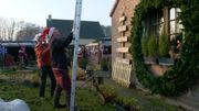 Travaux de haute voltige pour fixer des guirlandes sur le pignon de la maison Travaux de haute voltige pour fixer des guirlandes sur le pignon de la maison