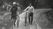 Félicien Vervaecke casse sa roue lors de la 5ème étape du Tour 1932 (Pau-Luchon) Félicien Vervaecke casse sa roue lors de la 5ème étape du Tour 1932 (Pau-Luchon)