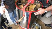 Le miel est recueilli depuis la centrifugeuse Le miel est recueilli depuis la centrifugeuse