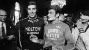 A 38 ans, Raymond Poulidor s'est révélé être un coriace adversaire pour Eddy Merckx sur le Tour de France 1974. Mais pas de quoi empêcher le Belge de rejoindre Jacques Anquetil dans l'histoire avec cinq victoires finales. A 38 ans, Raymond Poulidor s'est révélé être un coriace adversaire pour Eddy Merckx sur le Tour de France 1974. Mais pas de quoi empêcher le Belge de rejoindre Jacques Anquetil dans l'histoire avec cinq victoires finales.