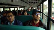 Dans le bus, il y a différentes nationalités. Leur point commun : ils vivent à Montréal mais sont courtisés par les petites villes québécoises en manque de travailleurs. Dans le bus, il y a différentes nationalités. Leur point commun : ils vivent à Montréal mais sont courtisés par les petites villes québécoises en manque de travailleurs.