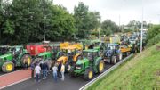 En fin de matinée, quelque 200 tracteurs ont pris l'autoroute E40 en direction de l'Allemagne pour mener une courte action escargot. En fin de matinée, quelque 200 tracteurs ont pris l'autoroute E40 en direction de l'Allemagne pour mener une courte action escargot.